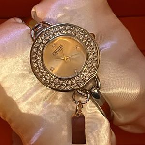 It’s brand new and too small for my wrist. My loss is your gain